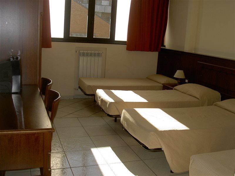 Hotel Cinecitta Rome Bagian luar foto