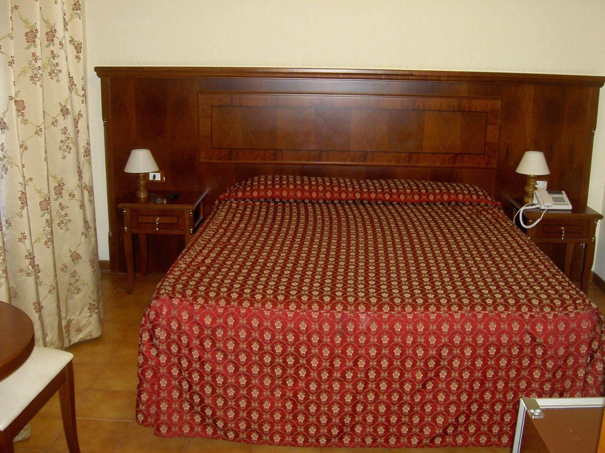 Hotel Cinecitta Rome Bagian luar foto